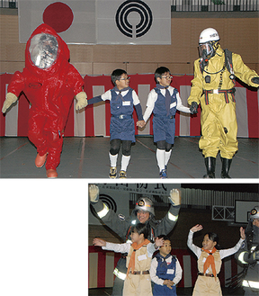 生物兵器に対応する防護服など10種類の服が登場。少年消防クラブ隊員とウォーキングを披露した