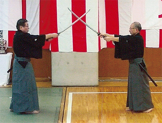 滝口署長（左）が日本剣道形を披露