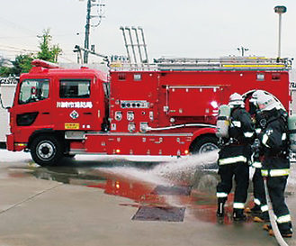 泡消火訓練を行う消防隊員