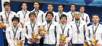 銀メダルを獲得したポセイドンジャパン（前列左端が荒井選手、左から３人目が飯田選手）