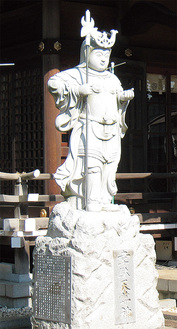 境内にある韋駄天尊神の石像