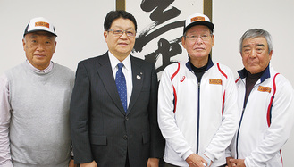 伊藤副市長(左から二人目)と選手団
