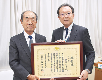 小田嶋区長を訪問した黒沢さん（左）