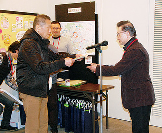 表彰状を受け取る中川さん（左）