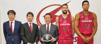 （右から）新加入のヒース選手とカルファニ選手、元沢社長、佐藤ＨＣ、北卓也ＧＭ