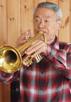 演奏する松平さん＝20日、自宅で