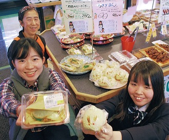 陳列された商品と石井さん（右）、吉田さん（左下）、同店の清水美和さん