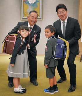 新入学児童2人と森副組合長、福田市長（右）
