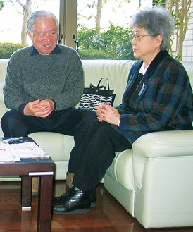 本紙のインタビューに応じる横田夫妻（2005年）