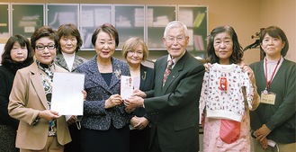 (前列左から)小俣委員長、朝山会長、冨田常務理事