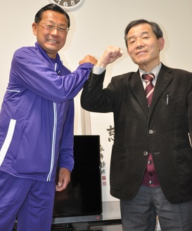 駒澤大学陸上競技部の道環寮で再会した大八木監督（左）と皆川理事長