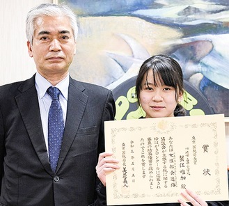 蟹江さん（右）と鈴木喜雄川崎北税務署長