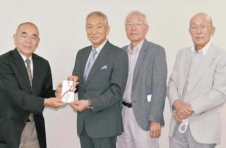 実行委員会から寄付を受け取る浮岳会長（左）
