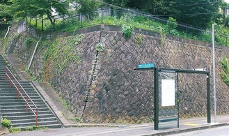 バス停に面した民有地の石垣