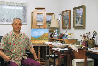 次回作に向け自宅の一室で絵を描く井田さん