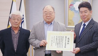 左から関誠副会長、宮崎会長、福田市長