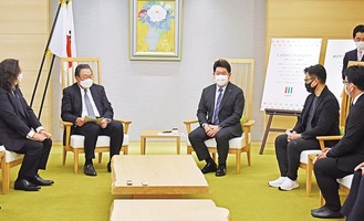 市長（中央）と意見を交わす松本さん（一番左）ら