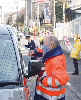 チラシを配り啓発