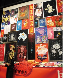 岡本太郎賞に選ばれた吉元さんと、幅・高さ５メートルにおよぶ作品「The thread is Eros, It's love!」