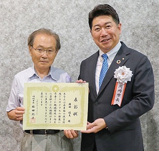 表彰状を手にする持田さん（左）と福田市長＝本人提供