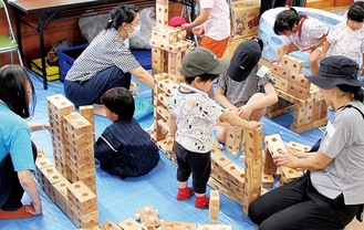 シズレンガ（木育遊具）を組み立てる参加者