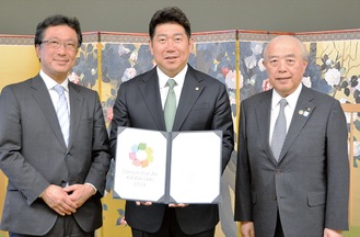 福田市長を囲む岩下社長（左）と川本理事長