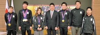 福田市長（中央）と結果報告に訪れた選手たち