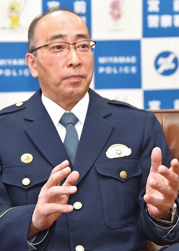 インタビューに答える鴨下署長