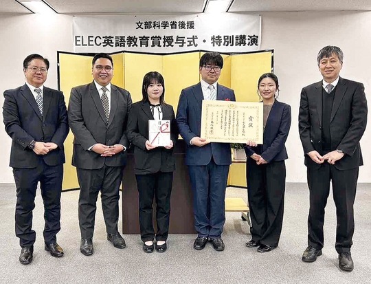 授与式に参加した有馬中学校の英語科の教諭右が土屋統括教諭