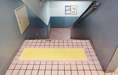 落下防止のため整備された警告ブロック