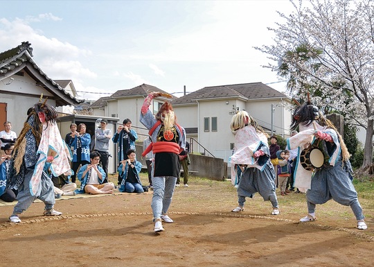 笛の音に合わせて舞う４人