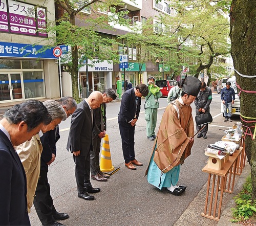 頭を下げ工事の安全を祈願する参列者