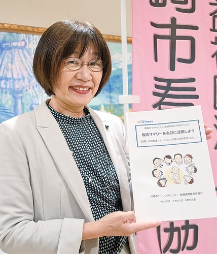 報告書を手にする堀田会長