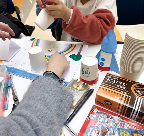 子ども向けの遊び場ブースも