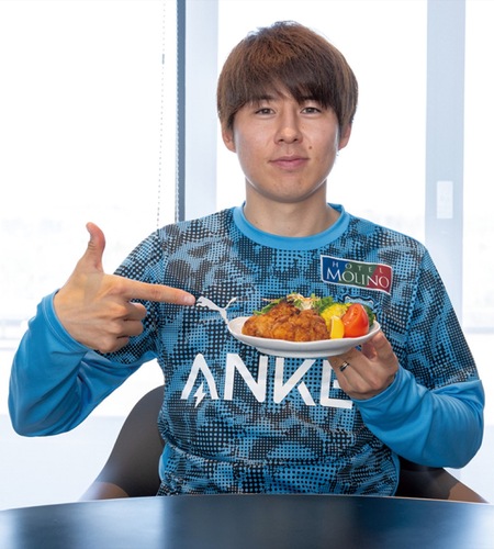 コラボ飯を指さす脇坂選手