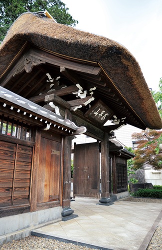 ふき替えられた山門の屋根