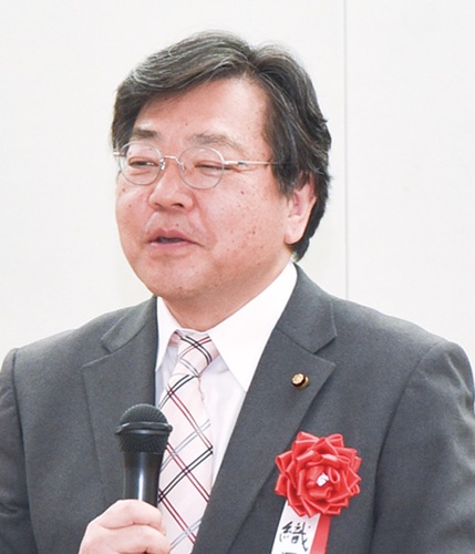 あいさつする織田市議