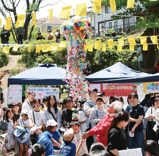 くす玉を割って50周年を祝った