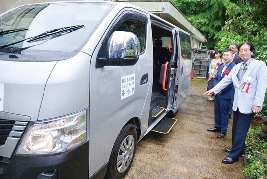 「オートステップ」が装備された新車両と庄司会長ら