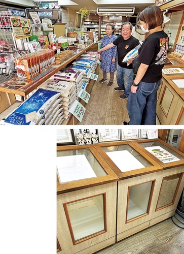 （上）白米が並ぶ小島米店。中央が小島さん（下）小島米店のカラの玄米容器
