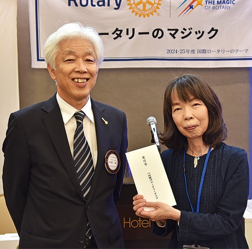 寄付金を受け取った山田さん（右）と高橋会長