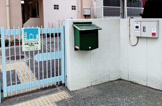 菅中学校に設置されたキーボックス（写真右）