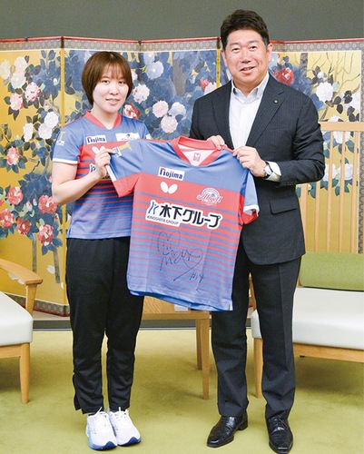 サイン入りユニフォームを手にする平野選手（左）と福田市長