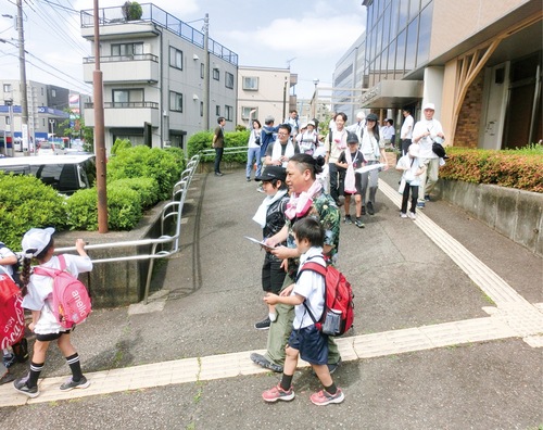 向丘出張所を出発する参加者