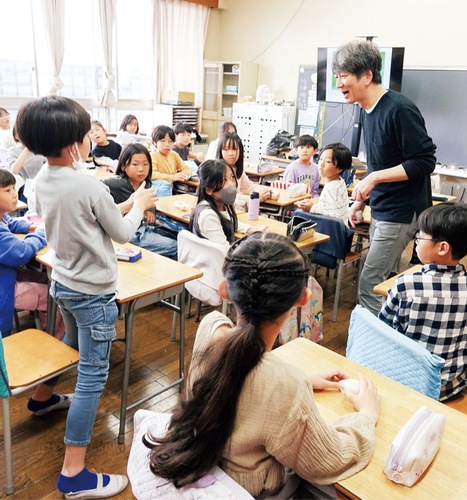 カエルの鳴き声を発表する児童