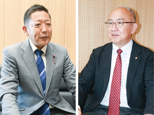 本紙のインタビューにそれぞれ応える原議長(左)と堀添副議長