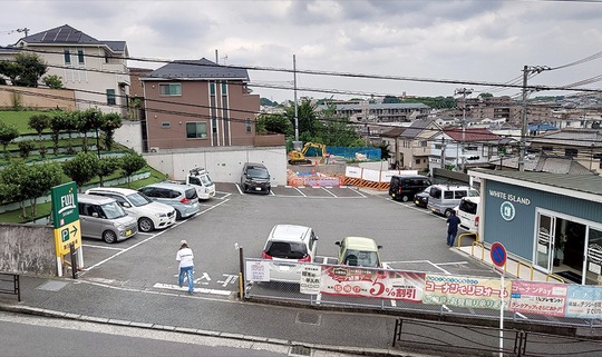 事故のあった西野川にある駐車場
