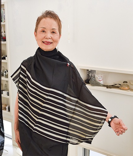 着物をリメイクした洋服を着るあきやまさん