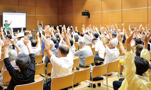 健康体操をする参加者