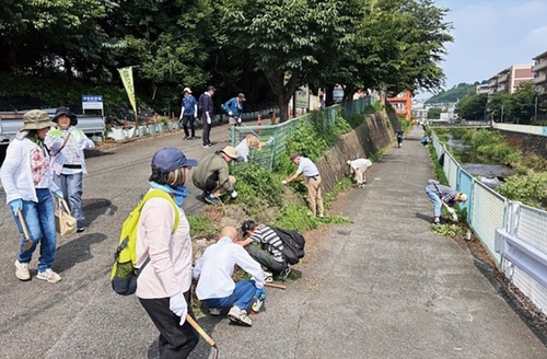 清掃する参加者